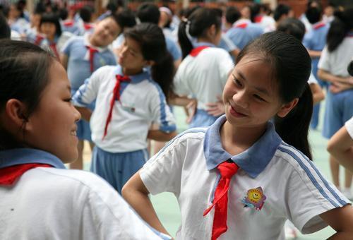 对于老师辱骂学生跟外边小姐一样这件事，你觉得该怎么处理这位老师？