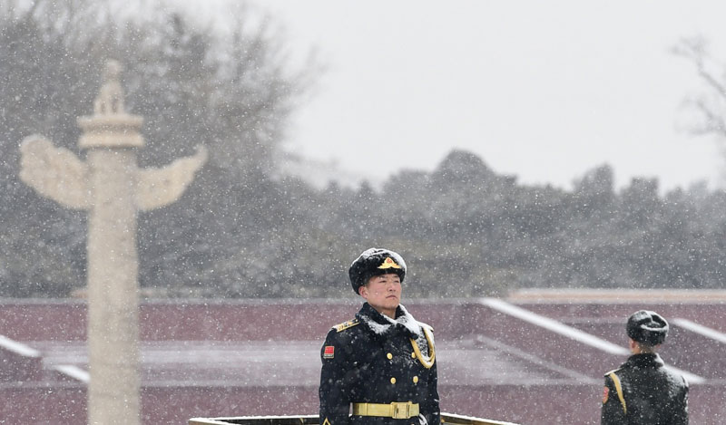 游客为雨中执勤哨兵撑伞，现场到底是何情况？