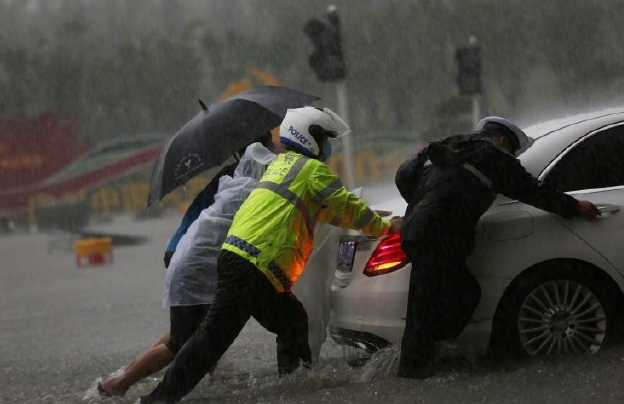 郑州暴雨，一高校救助近50辆受困车，此高校是怎么做到的？