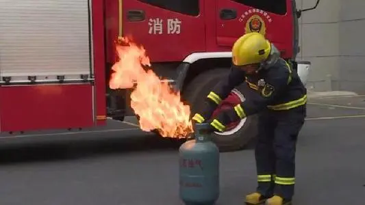 燃气着火了，到底是先灭火，还是先关阀？