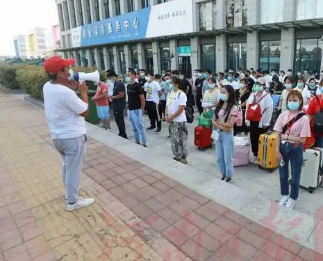 郑州富士康回应高速路口“招聘抢人”，这一现象反映出了哪些问题？