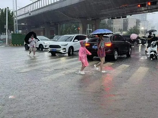 郑州发生暴雨，一高校救助近50辆受困车，你如何看待此高校的做法？