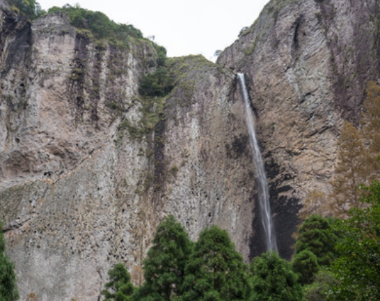 台风登陆雁荡山瀑布被吹倒流，此前出现过这种情况吗？