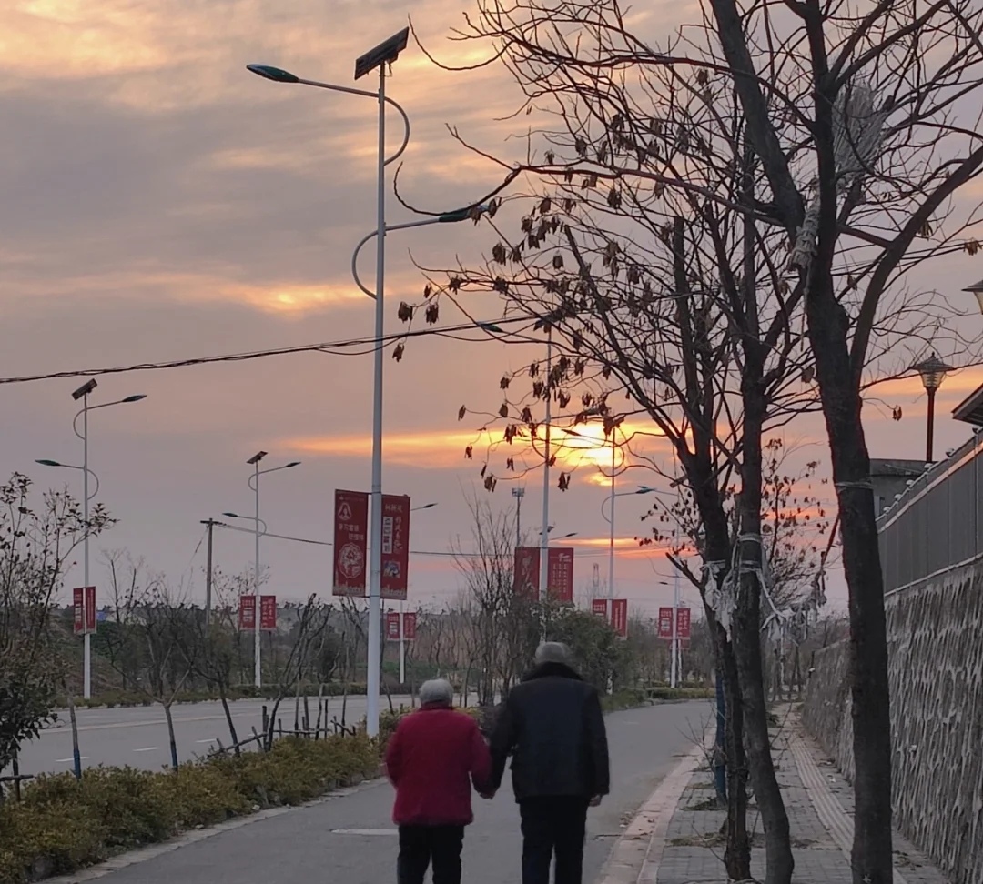 我为什么特别喜欢夕阳、落日黄昏呢？我一看夕阳为什么有一种很舒服的感觉呢？？