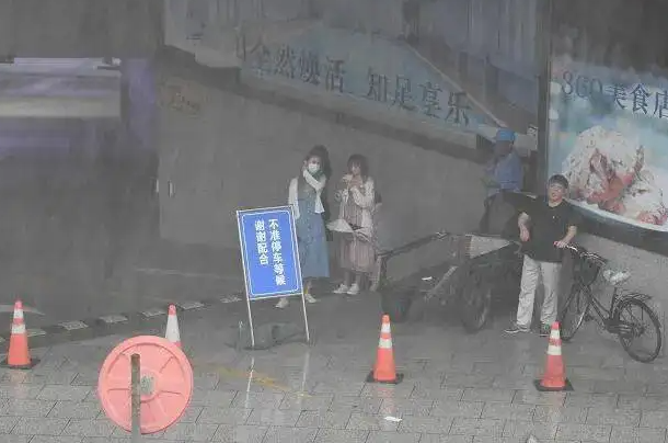 上海暴雨“大白”被吹倒，吐槽暴雨该如何紧急避险？