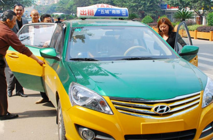 女乘客骚扰的哥遭怒斥赶下车，索要车费遭拒，你是的哥的话会咋办？