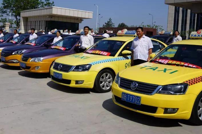 女乘客骚扰的哥遭怒斥赶下车，索要车费遭拒，你是的哥的话会咋办？