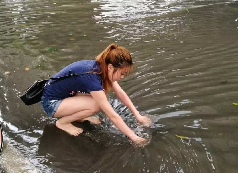 台风过后男子家中下水道喷垃圾，这种现象是如何产生的？