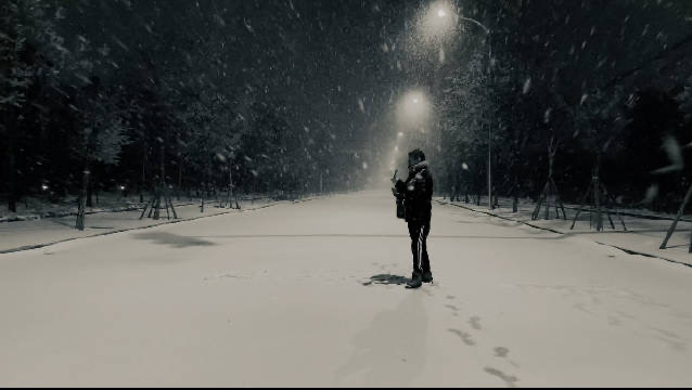 老狼在北京初雪里弹唱《北京的冬天》，这首歌有多浪漫应景？