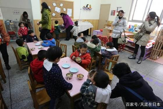 孩子在幼儿园吃饭慢被要求去厕所吃，你如何看待这件事？