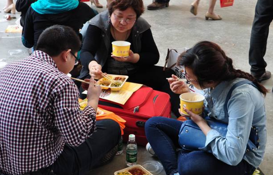 天津餐饮协会回应男女版盒饭原因，为何网友并不买账？