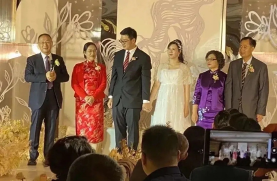 如何评价金灿荣教授为儿子和儿媳举行婚礼?