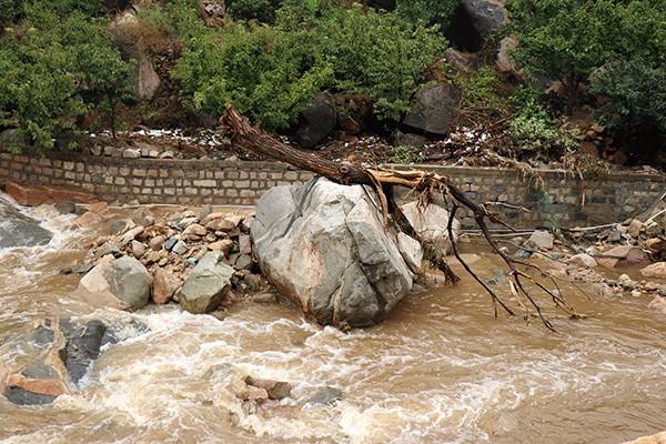 江西285名“驴友”突遇山洪被困，山洪的洪峰持续时间短，要怎样冷静求生？