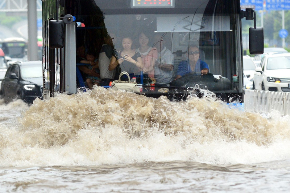 狮子山台风登陆海南，暴雨下市民艰难行走，台风天应该如何安全出行？