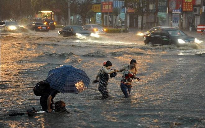 狮子山台风登陆海南，暴雨下市民艰难行走，台风天应该如何安全出行？