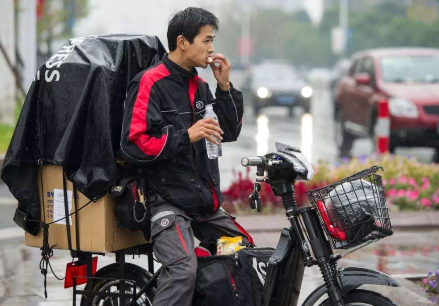 快递员在盒子上写死去吧，他和快递主人有矛盾吗？