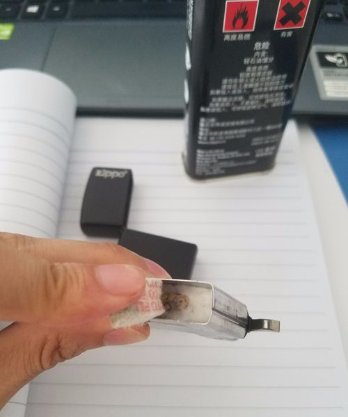 新买的ZIPPO打火机怎么用？