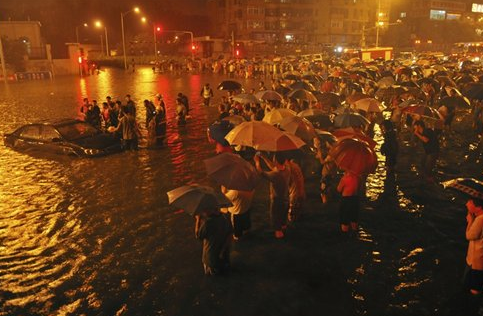 北京突发暴雨多车被淹，公交车进水，暴雨天市民该注意哪些安全问题？