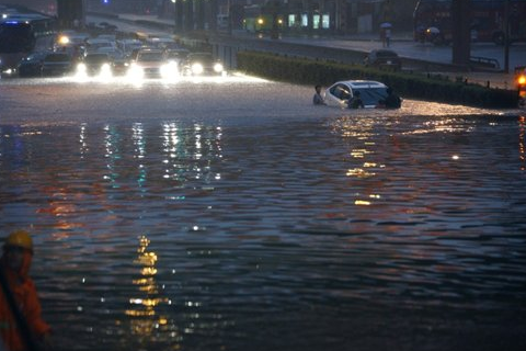 北京突发暴雨多车被淹，公交车进水，暴雨天市民该注意哪些安全问题？