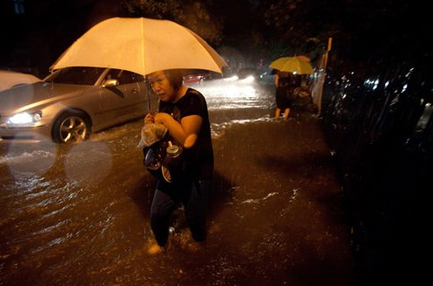 北京突发暴雨多车被淹，公交车进水，暴雨天市民该注意哪些安全问题？