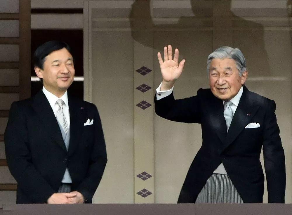 日本首相大还是天皇？