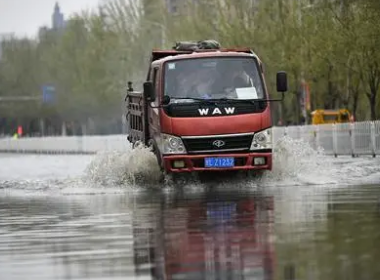 北方多地暴雨来袭！更大范围降温酝酿，如何避免城市内涝？