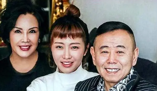 潘长江的妻子，结婚38年被宠成贵妇，今61岁却整容成40，你怎么看？