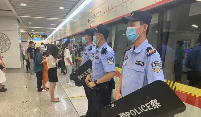 武汉地铁辅警狂奔八分钟为乘客买药，你如何看待辅警的这一行为？