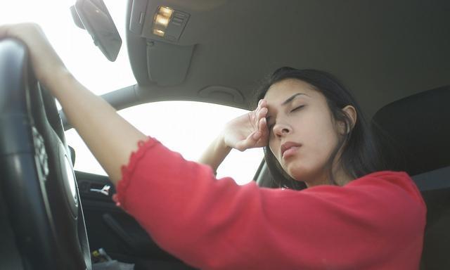 广东一女子忘拉手刹闺蜜帮踩油门致连环撞车，你怎么看？