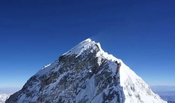 珠穆朗玛峰山脉海拔是多少米？