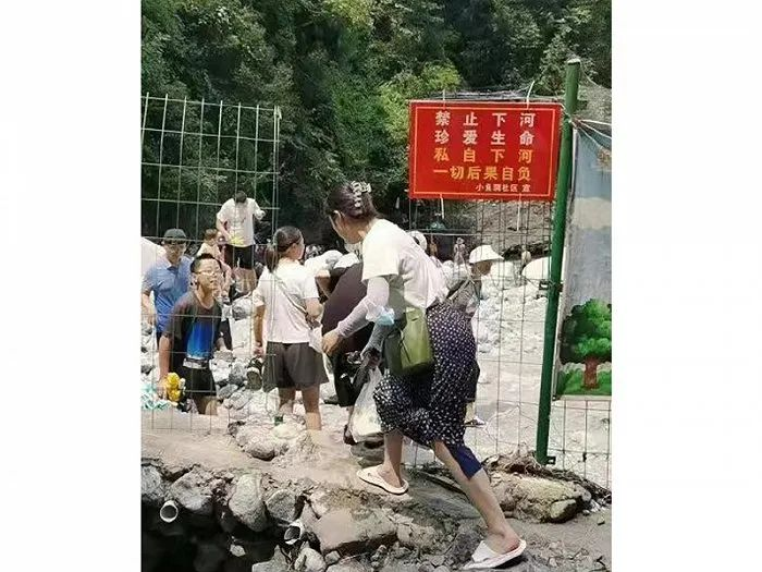 山洪前管理员曾劝游客：给你们跪下了！这次灾难给我们留下哪些教训？