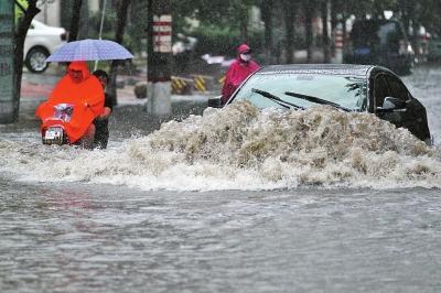 郑州暴雨突至引发意外事件，致两人死亡，暴雨天气该防范什么？