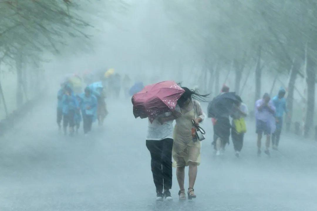 郑州暴雨突至引发意外事件，致两人死亡，暴雨天气该防范什么？