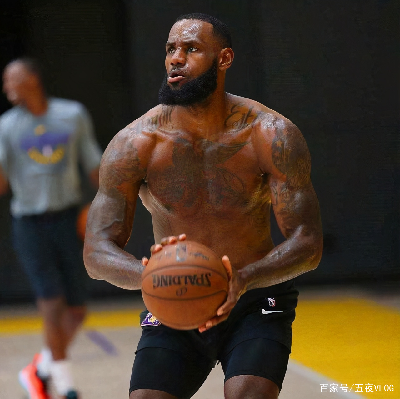 NBA运动员和橄榄球运动员做对比，谁的肌肉会更强些？