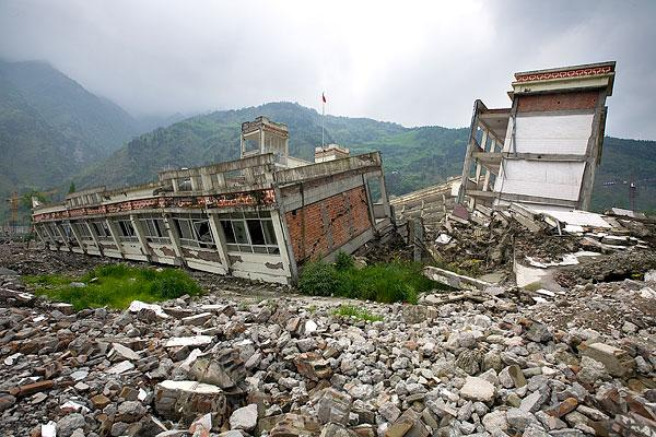 导游怒怼参观汶川地震遗址嬉笑游客，导游的做法正确吗？