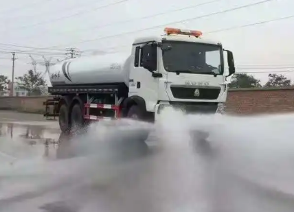 沈阳市和平区一洒水车雨天转圈洒水，城管进行了回应，你对该事件有何看法？