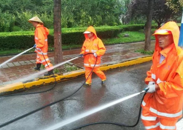 沈阳市和平区一洒水车雨天转圈洒水，城管进行了回应，你对该事件有何看法？