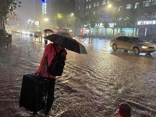 郑州暴雨突至引发意外事件，致两人死亡，暴雨天气该防范什么？