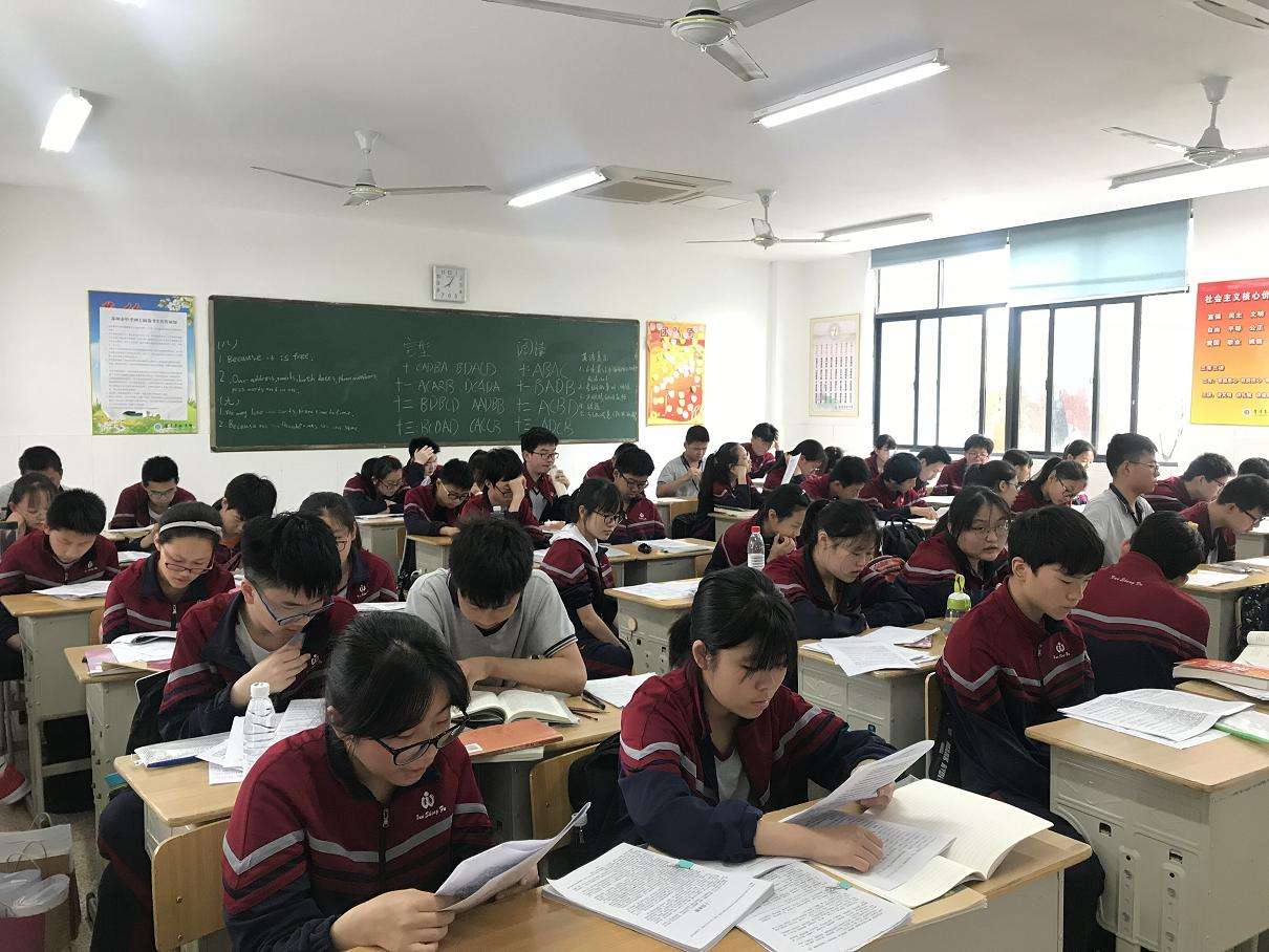 邵阳学生冲上讲台打伤女老师一事引发关注，这名学生为何如此极端？