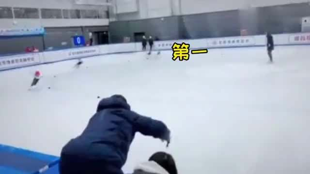 8岁女孩短道速滑摔倒后勇追夺冠，她这种永不言弃的精神是否值得我们学习？