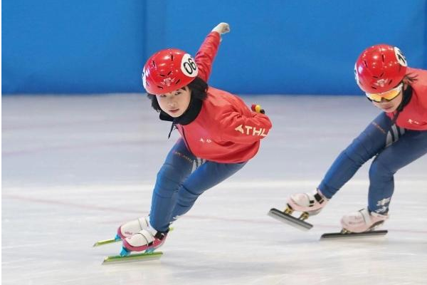 八岁女孩短道速滑摔倒勇追夺冠，她的行为告诉了我们一个怎样的道理？