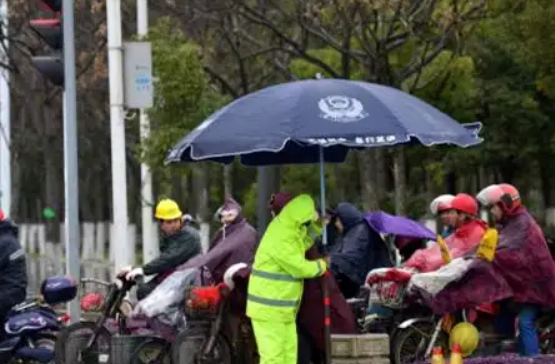 中东部地区预报有一次大范围降水及降温过程，这种天气下该注意什么？