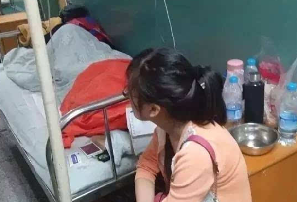 哈尔滨高校一名女生厕所内产子，现场的情况如何？