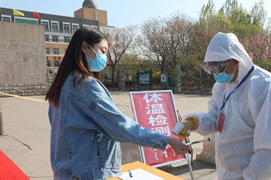 两人刻意隐瞒行程被杭州警方立案调查，她们两人的行为违反了哪些法律？