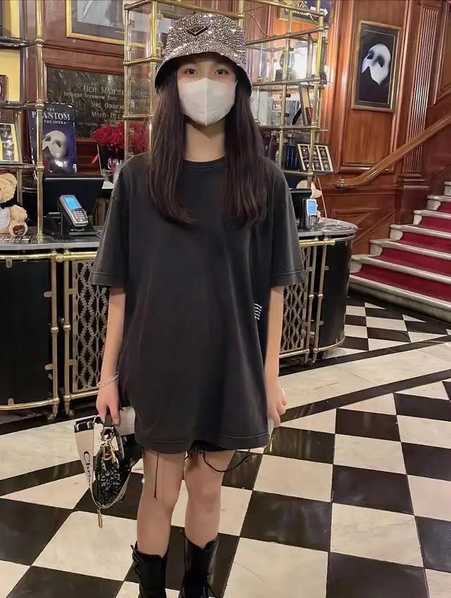 李湘晒女儿王诗龄看歌剧照片，现在的王诗龄状态怎么样？