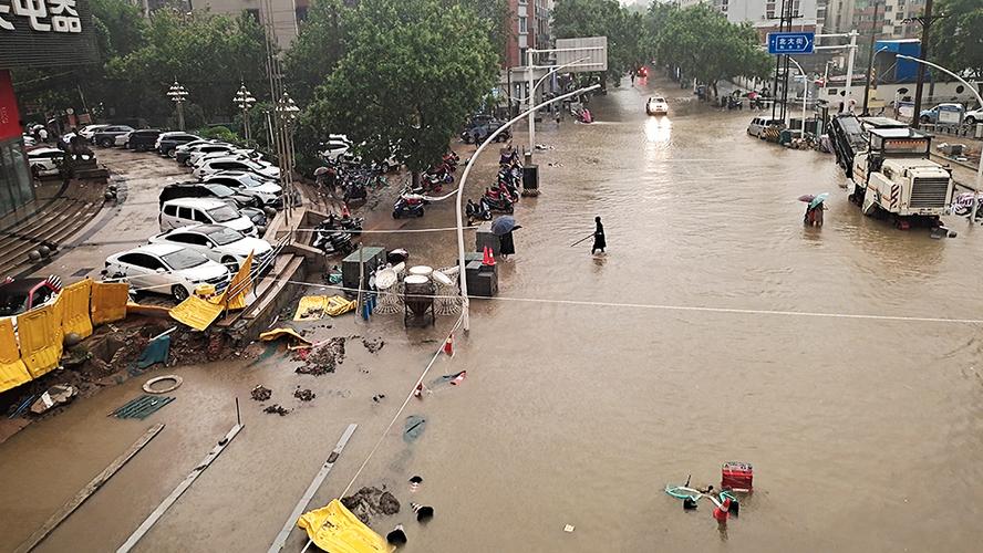 上海暴雨，黑夜中巨大闪电击地，暴雨给当地带来了哪些影响？