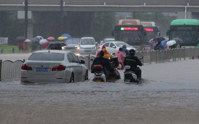 上海暴雨，黑夜中巨大闪电击地，暴雨给当地带来了哪些影响？