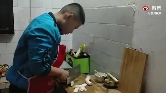 十二岁男孩独自做九菜一汤年夜饭，这样懂事的孩子是怎样教育出来的？