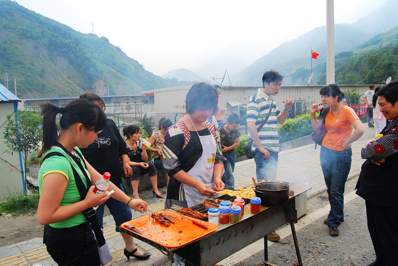 汶川地震震中居民在淡定吃烧烤，当地居民为何如此淡定？