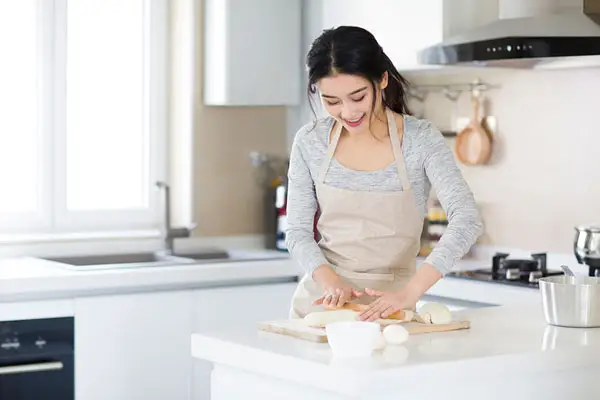 被封控的年轻人：3天烧糊了2个锅，现在为何大多数年轻人不会做饭？